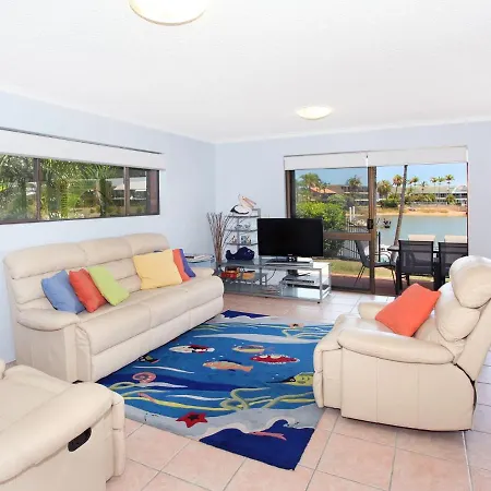 Comfortable Two Bedroom Apartment On Canal-3