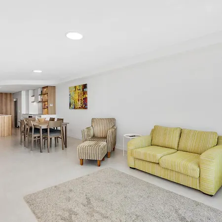 Sirocco 404 Luxurious 3 Bedroom Unit, Ocean Front-2