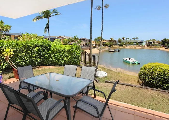 Comfortable Two Bedroom Apartment On Canal Mooloolaba