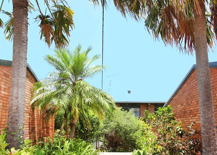 Comfortable Two Bedroom Apartment On Canal Mooloolaba