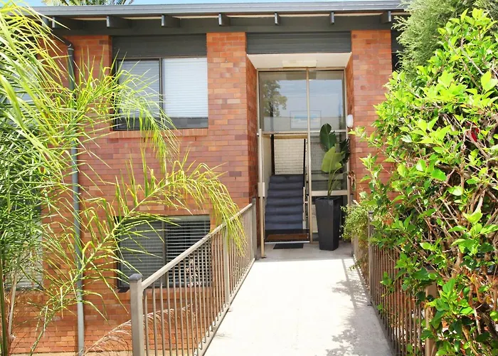 Comfortable Two Bedroom Apartment On Canal Mooloolaba