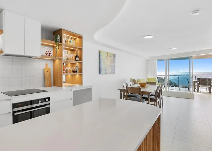 Sirocco 404 Luxurious 3 Bedroom Unit, Ocean Front Mooloolaba