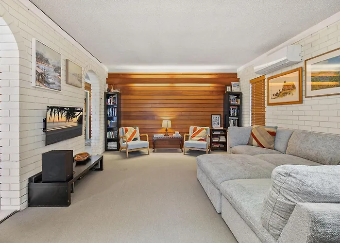 Anjuna, 2 Bedroom Apartment On Canal Mooloolaba